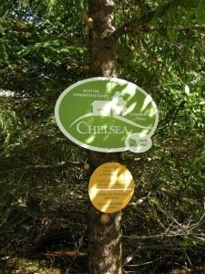 La signalisation sur la route 105, à quelques centaines de mètres au nord du chemin Pine.